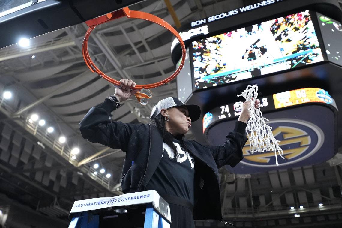 South Carolina head coach Dawn Staley shows the the net to the crowd after winning the SEC Tournament last season. Kentucky will face the Gamecocks twice during the 2023-24 regular season.