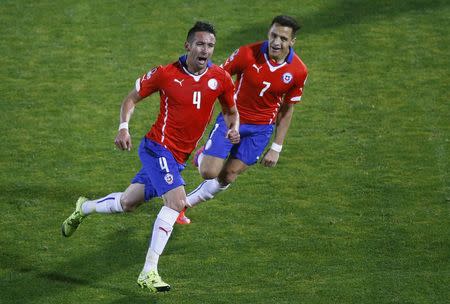 Chile's Mauricio Isla (4) celerates his goal with teammate Alexis Sanchez during their quarter-finals Copa America 2015 soccer match against Uruguay at the National Stadium in Santiago, Chile, June 24, 2015. REUTERS/Ricardo Moraes