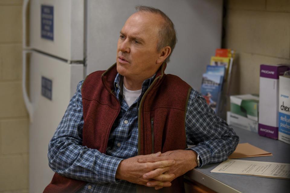 En esta imagen proporcionada por Hulu, Michael Keaton en una escena de "Dopesick", una miniserie sobre la crisis de opioides en Estados Unidos. (Gene Page/Hulu via AP)