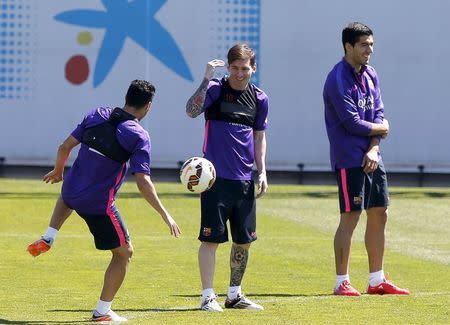 Barcelona's Lionel Messi smiles next to his teammates (L-R) Pedro and Luis Suarez during a training session at the Barcelona training grounds Ciutat Esportiva Joan Gamper in Sant Joan Despi near Barcelona, Spain, May 22, 2015. REUTERS/Gustau Nacarino