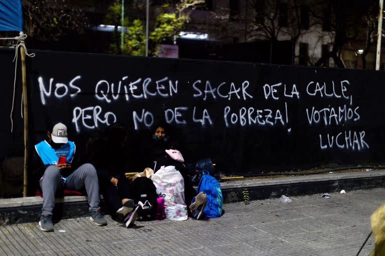 Leyenda pintada sobre los vallados al ministerio de Desarrollo Social