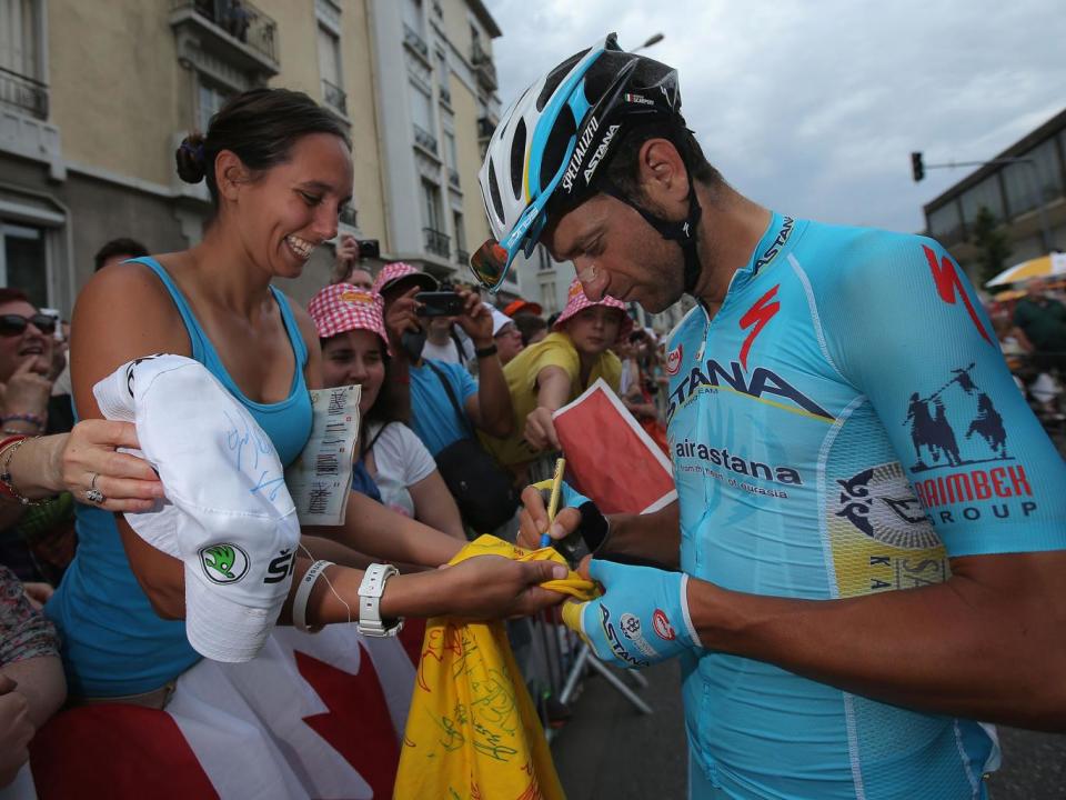 Scarponi signs a T-shirt for a fan (Getty)