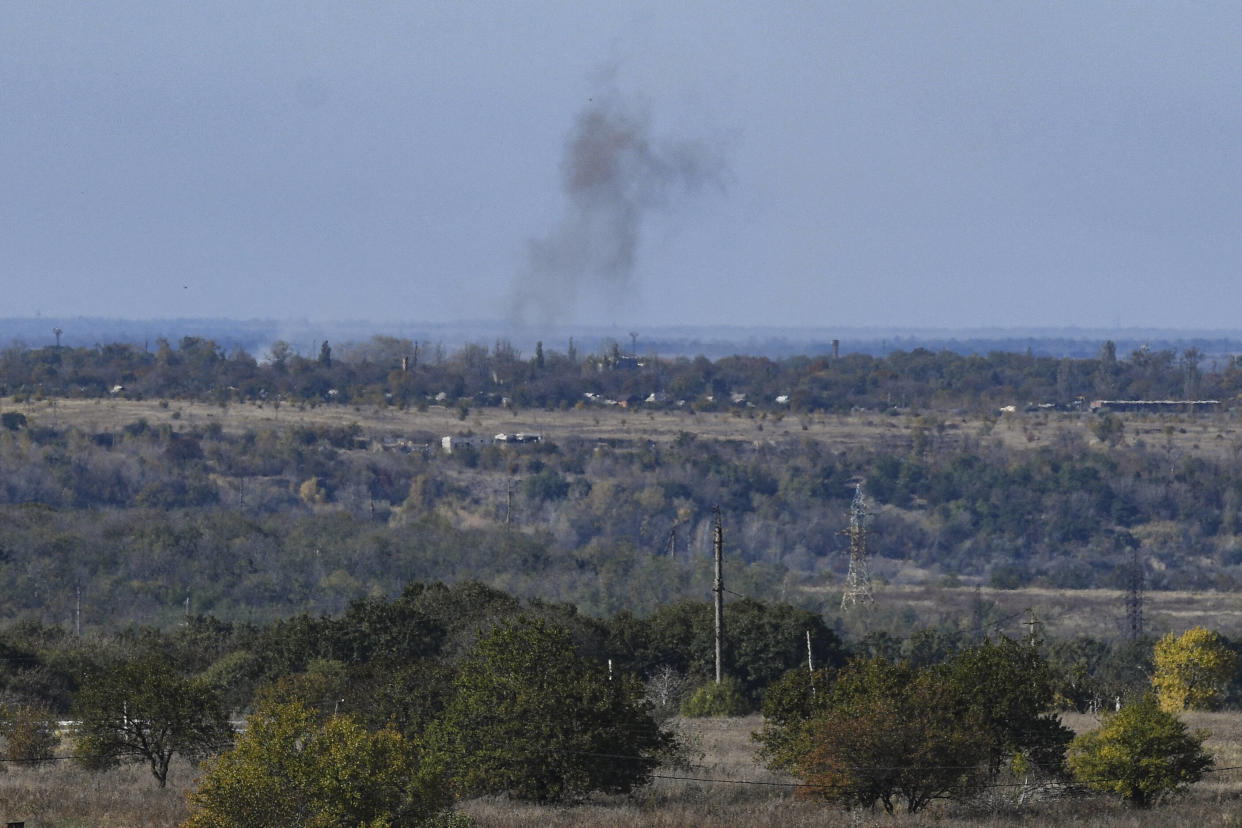 De la fumée s’élevant au-dessus de la ville frontalière d’Avdiivka, en Ukraine, le 18 octobre 2023.