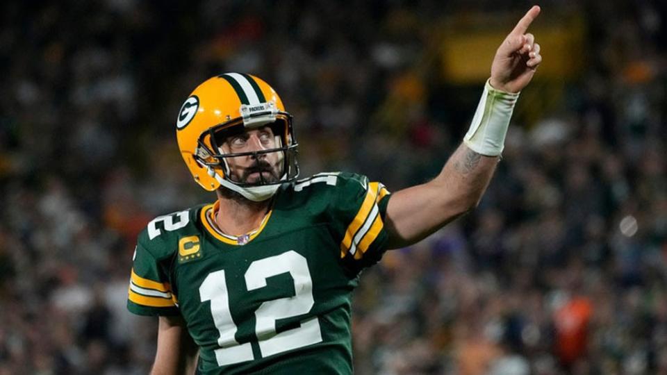 El mariscal de campo de los Green Bay Packers, Aaron Rodgers (12), celebra después de correr por un primer intento durante el último cuarto de su juego contra los Chicago Bears el domingo, 18 de septiembre de 2022 en Lambeau Field en Green Bay