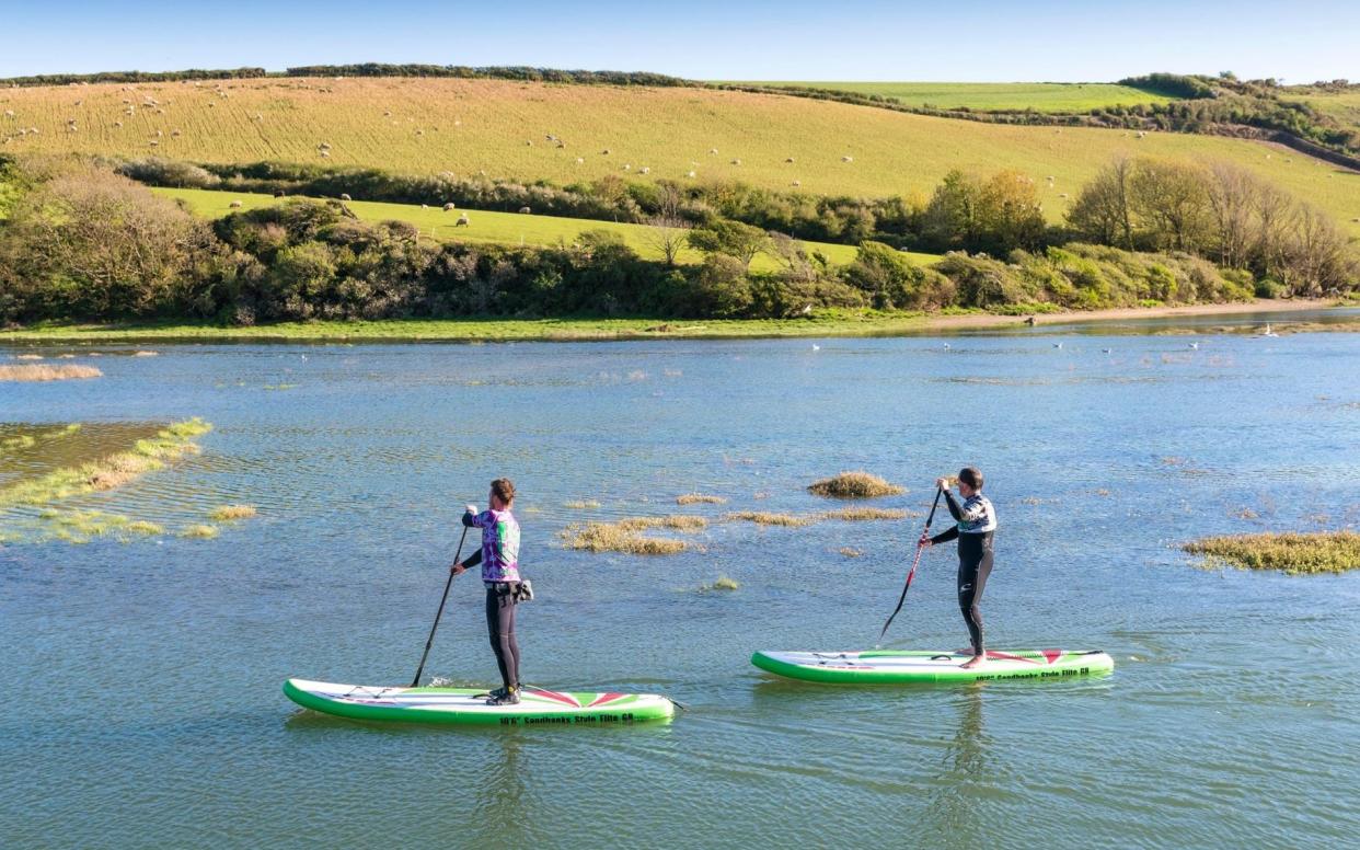 Paddleboarders in Newquay, Cornwall. - Alamy