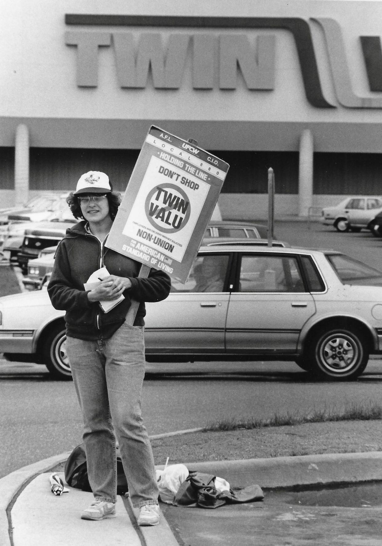 Eve Ferrell conducts an informational picket May 16, 1990, near the Twin Valu store on Howe Avenue in Cuyahoga Falls. The United Food & Commercial Workers union led a campaign against the nonunion store.