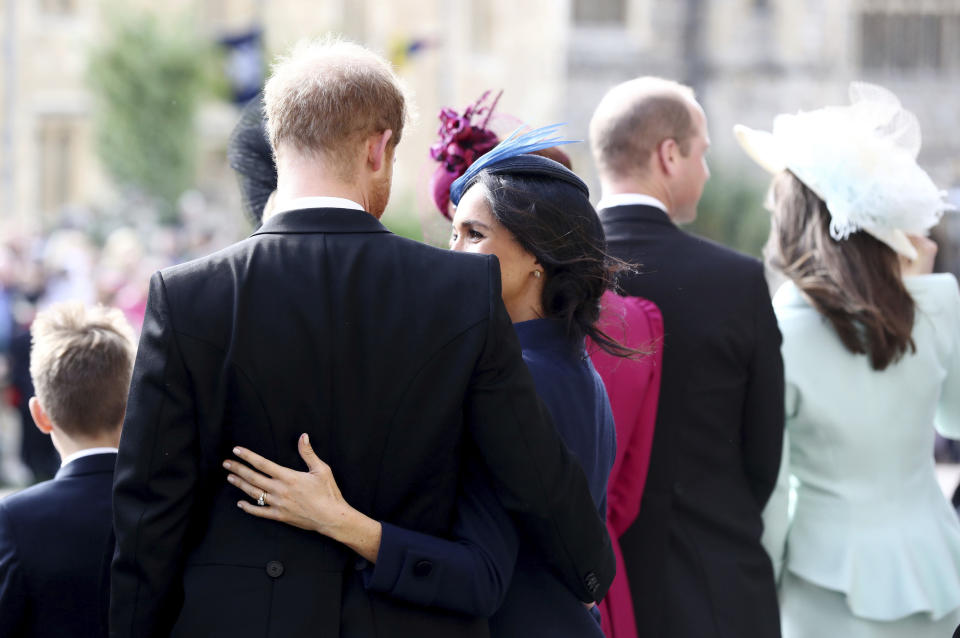 El príncipe Enrique de Inglaterra y su esposa Meghan, duquesa de Sussex, salen al finalizar la ceremonia de bodas de la princesa Eugenia y Jack Brooksbank en la Capilla de San Jorge, en el Castillo de Windsor, el viernes 12 de octubre del 2018 cerca de Londres, Inglaterra. (Gareth Fuller/Pool via AP)