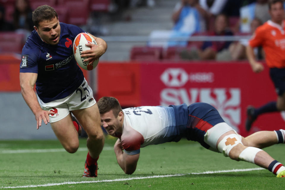 France's #25 Antoine Dupont scores a try during the HSBC World Rugby Sevens men's play-off match between France and Great Britain at the Metropolitano stadium in Madrid on June 1, 2024. (Photo by Pierre-Philippe MARCOU / AFP) (Photo by PIERRE-PHILIPPE MARCOU/AFP via Getty Images)