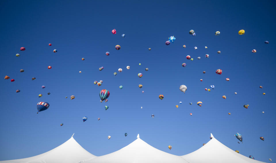 Los globos empezaron a despegar en ocasión del Festival Internacional de Globos de Albuquerque, el sábado 7 de octubre de 2023 en Albuquerque, Nuevo México. (AP Foto/Roberto E. Rosales)