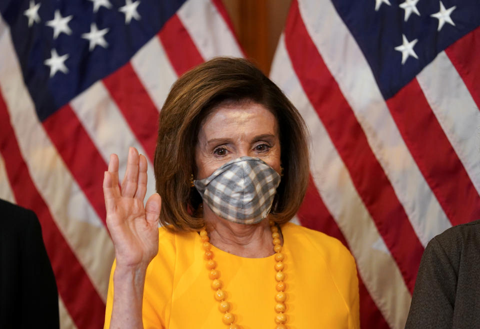 美國眾議院議長裴洛西（Nancy Pelosi）的口罩樣式相當多變。（圖片來源：REUTERS/Kevin Lamarque） 