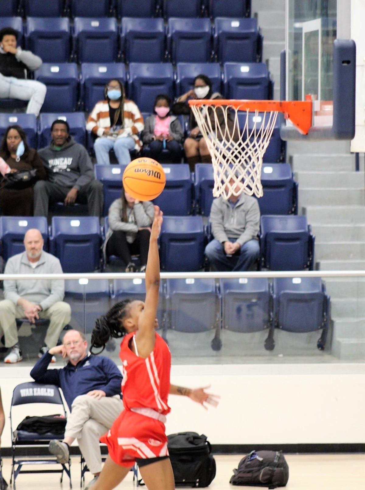 Lady Gamecock basketball streaks to 6-0 in region