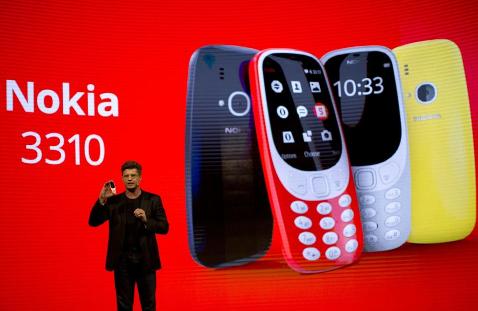 <p>Ewig lange Akkulaufzeit, quasi unkaputtbar: Diese Qualitäten haben das Nokia 3310 selbst bei der Generation iPhone zum Kult werden lassen, zahlreiche Memes im Netz preisen das alte 3310. Deshalb legt Nokia den Klassiker nun neu auf. Der 2,4 Zoll große Bildschirm ist allerdings für heutige Verhältnisse winzig. Der Akku soll bis zu einen Monat lang halten, wobei sich Experten nicht einig sind, wie gut die Internetverbdinung tatsächlich funktioniert. Das Mobilelefon ist in erster Linie nur für Anrufe und SMS gedacht. Und es gibt eine aufgefrischte Version des legendären Spiels „Snake“. Kostenpunkt: 49 Euro. (Bild: AP Photo/Emilio Morenatti) </p>