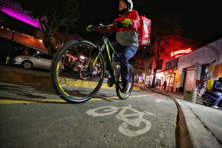 Deliverys de Rappi, Glovo y PedidosYa en la zona de Palermo.
En el dia de la fecha el juez Gallardo emitio un comunicado que los coloca en un marco de ilegalidad

Fotos: Ignacio Sanchez