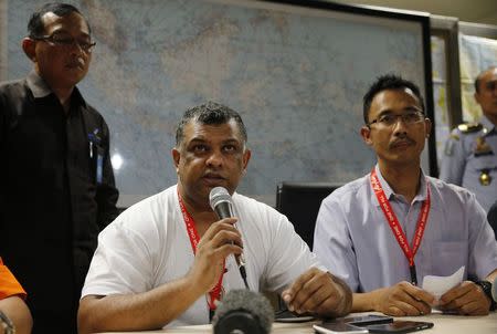 Air Asia CEO Tony Fernandes (L) sits beside Indonesia Air Asia CEO Sunu Widyatmoko (R) as they hold a news conference at Surabaya's Juanda International Airport December 28, 2014. REUTERS/Beawiharta