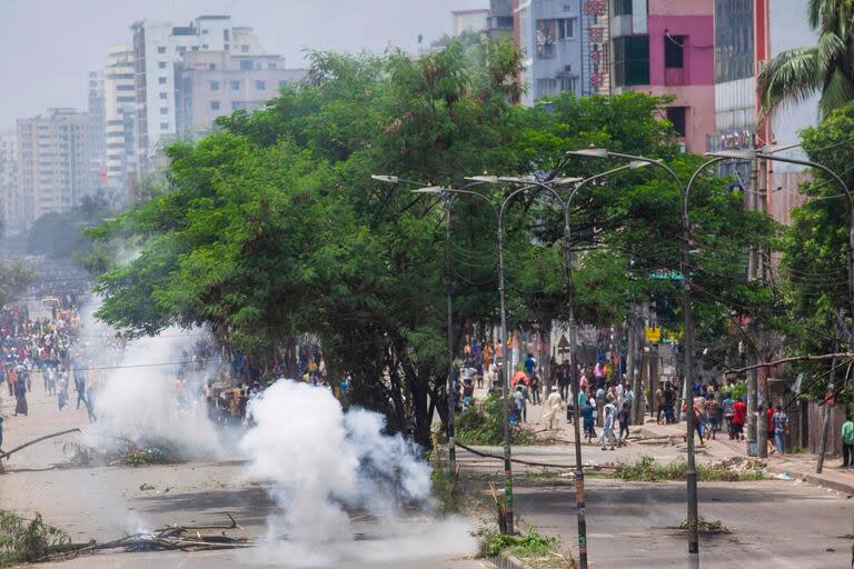 Choques de manifestantes con la policía en Daca. (Photo by Abdul Goni / AFP)