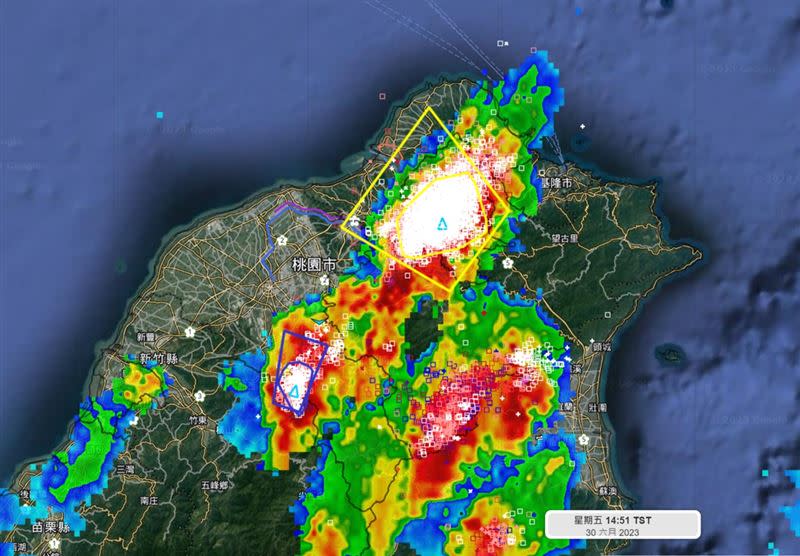 在台北盆地上空，下午14時40分至14時50分一度測到「每分鐘超過350次閃電」。（圖／翻攝自天氣風險臉書）