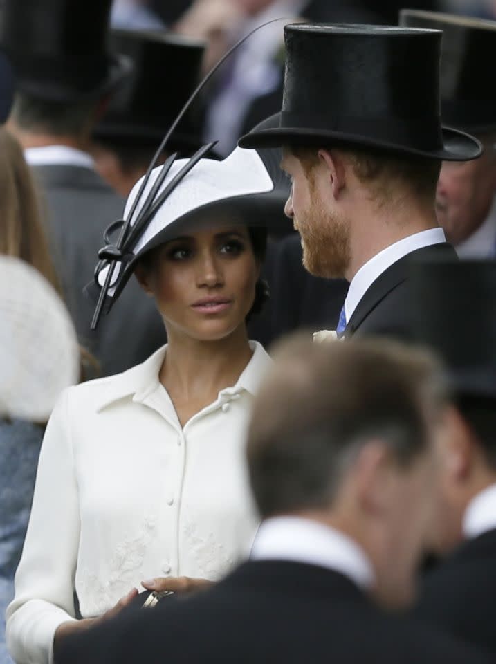 Meghan Markle bei ihrem ersten Besuch in Royal Ascot mit Prinz Harry. (Bild: AP Photo/Tim Ireland)