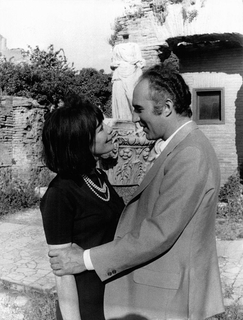 En 2000, dans <em>L'Express</em>, Michel Piccoli revenait sur sa relation pas comme les autres avec Juliette Gréco. Un amour étrange, agité. Mystérieux. Quand Juliette Gréco disait qu'il y avait <em>"chez lui une énigme que je n’ai jamais réussi à percer"</em>, lui répondait : <em>"Avec Juliette, on a vécu sept ans ensemble. Il aurait peut-être fallu un an de plus pour qu’elle perce cette énigme… J’aime le secret, le doute. J’aime fouiller les autres. Je n’aime pas dire complètement ce que je pense. J’aime les relations de fidélité dans l’ambiguïté, les rapports secrets qu’il peut y avoir entre les êtres. C’est un peu compliqué tout ça, mais moi, je me noie très bien là-dedans et je ne crois pas que la franchise soit la plus grande des qualités"</em>. Est-ce tout cela qui a conduit à leur rupture ?