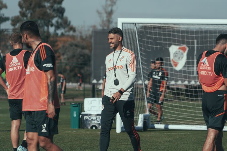 Martín Demichelis y su sonrisa en pleno entrenamiento de River