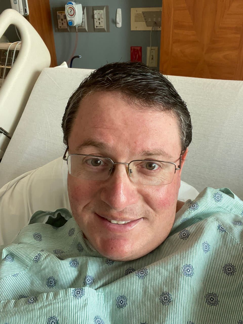 Un selfie del representante republicano estatal Randy Fine desde su cama de hospital en el Centro Médico Regional de Holmes, el 4 de agosto de 2020, donde fue ingresado para mantenerlo en observación debido a la COVDI-19.