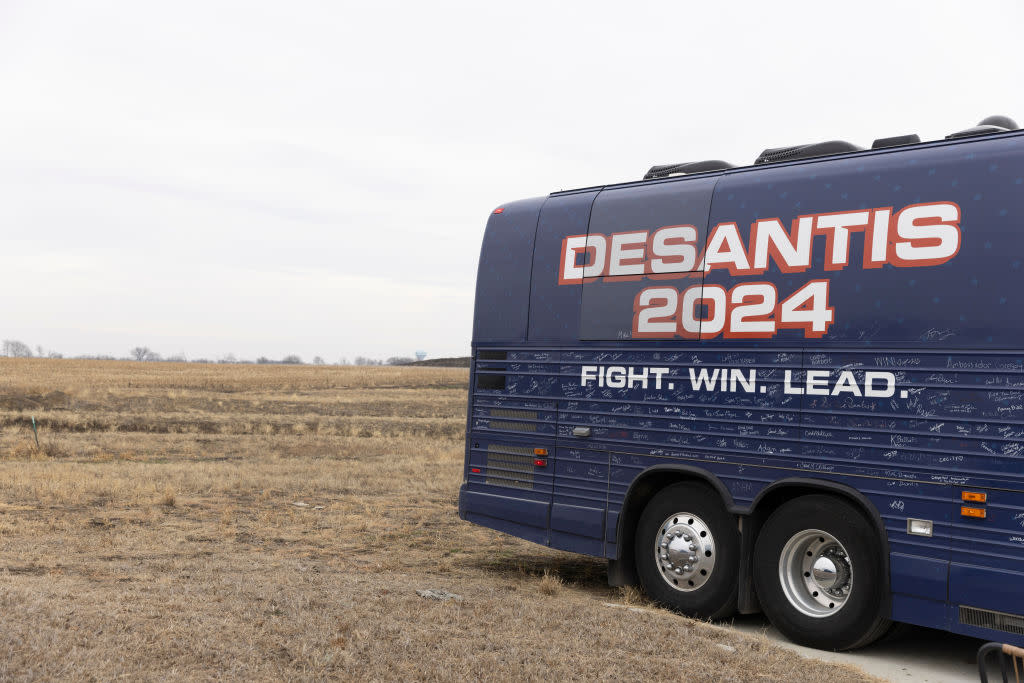  Ron DeSantis' campaign bus in Iowa. 
