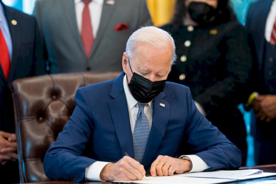 美國總統拜登簽署2022國防授權法。示意圖。 (圖:推特)