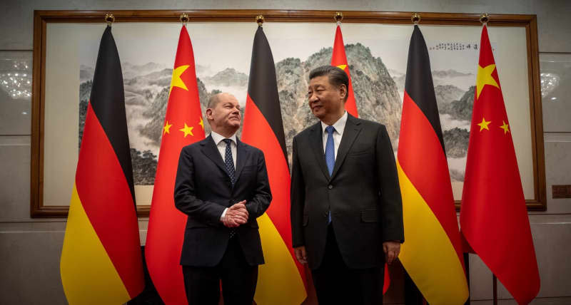 Chinese President Xi Jinping (R) welcomes German Chancellor Olaf Scholz to the State Guest House.  Michael Kappeler/dpa