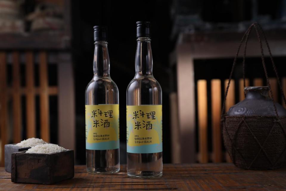 「穀東俱樂部料理米酒」伏藏台中秈稻10號的柔和清香。（150元／600ml）