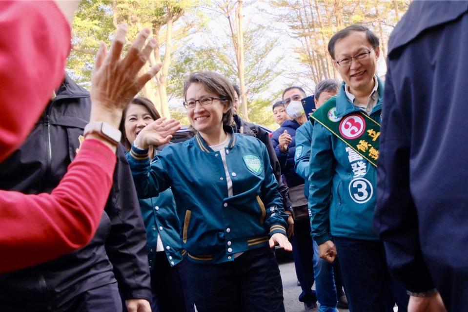 選戰倒數2天，民進黨籍副總統候選人蕭美琴11日南下屏東陪一、二選區立委候選人鍾佳濱、徐富癸車掃及拜票，蕭展現超高親和力。（徐富癸陣營提供／謝佳潾屏東傳真）