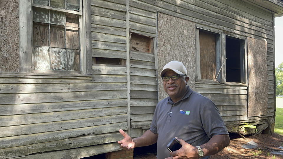 El pastor Charlie Grant habla frente a una antigua escuela Rosenwald para la que intenta recaudar fondos con el fin de restaurarla, el martes 11 de julio de 2023, en Gifford, Carolina del Sur. El empresario judío Julius Rosenwald donó dinero para ayudar a construir 5.000 escuelas dedicadas a estudiantes de raza negra en el sur de Estados Unidos hace un siglo. (AP Foto/Jeffrey Collins)