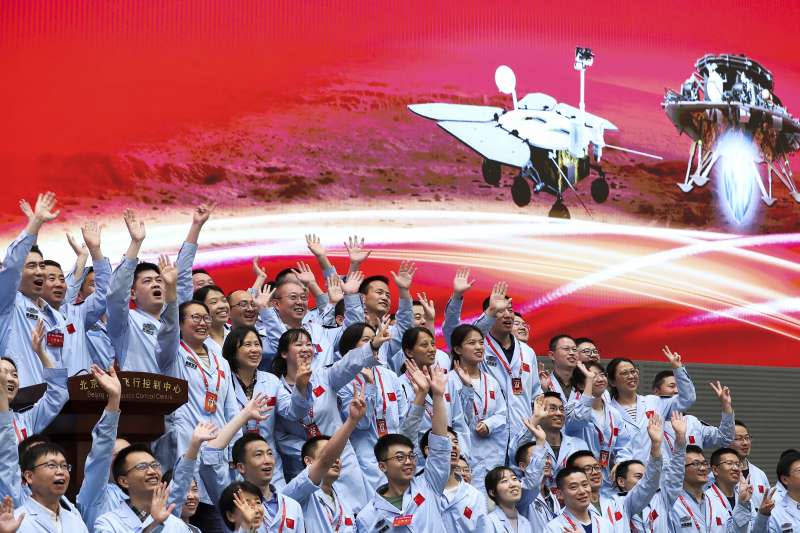 2021年5月15日，中國火星車（探測器）祝融號成功登陸火星，北京航天飛行控制中心歡聲雷動（AP）