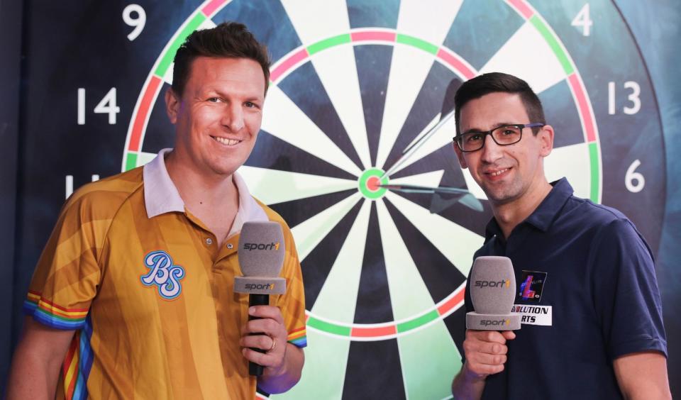 Kommentator Basti Schwele (links) und Experten wie Robert Marijanovic führen bei SPORT1 durch die Darts-WM, die am 15. Dezember beginnt. (Bild: SPORT1)