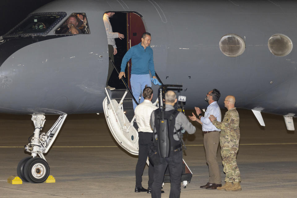 Eyvin Hernandez sale de un avión del Departamento de Estado después de que él y otros nueve detenidos fueron liberados en un canje de prisioneros entre Estados Unidos y Venezuela, el miércoles 20 de diciembre de 2023, en el Anexo del Aeródromo Kelly en San Antonio, Texas. (AP Foto/Stephen Spillman)