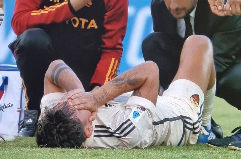 Paulo Dybala salió lesionado en el primer tiempo del partido de Roma ante Cagliari, por la Serie A