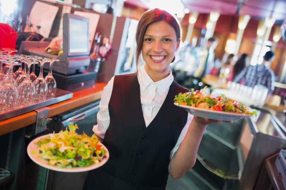 Jóvenes despedidos de puestos corporativos están haciendo más dinero como camareros. Foto: Getty Images