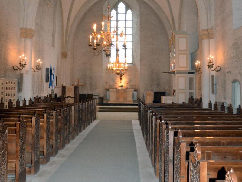 Die Domkirche von Haapsalu - in Vollmondnächten soll am Fenster der benachbarten Taufkapelle eine Frau zu sehen sein. Der Legende nach war sie die Geliebte eines Domherren, die hier eines grausamen Todes sterben musste. Foto: Andreas Heimann