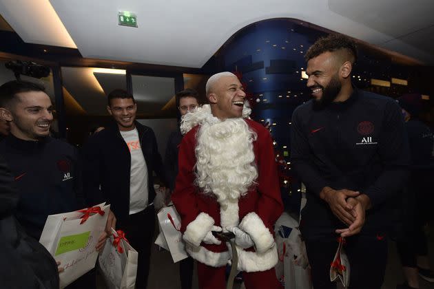 <p>Les joueurs du PSG célèbrent Noël avec les enfants de la Fondation PSG.</p>