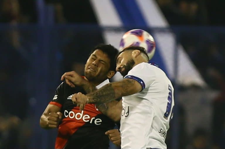 Rojas y Pratto disputan la pelota en lo alto