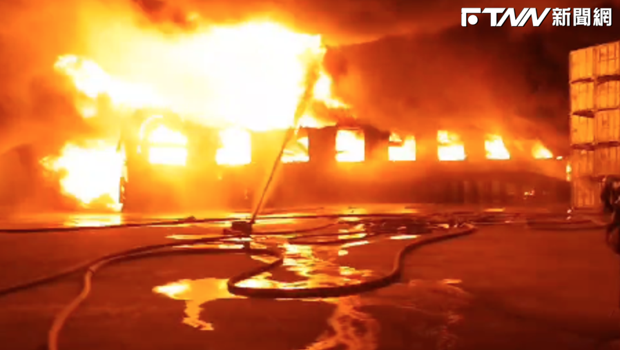 佳里區海澄里的一間塑料工廠發生重大火警，連燒了17小時。（圖／翻攝畫面）