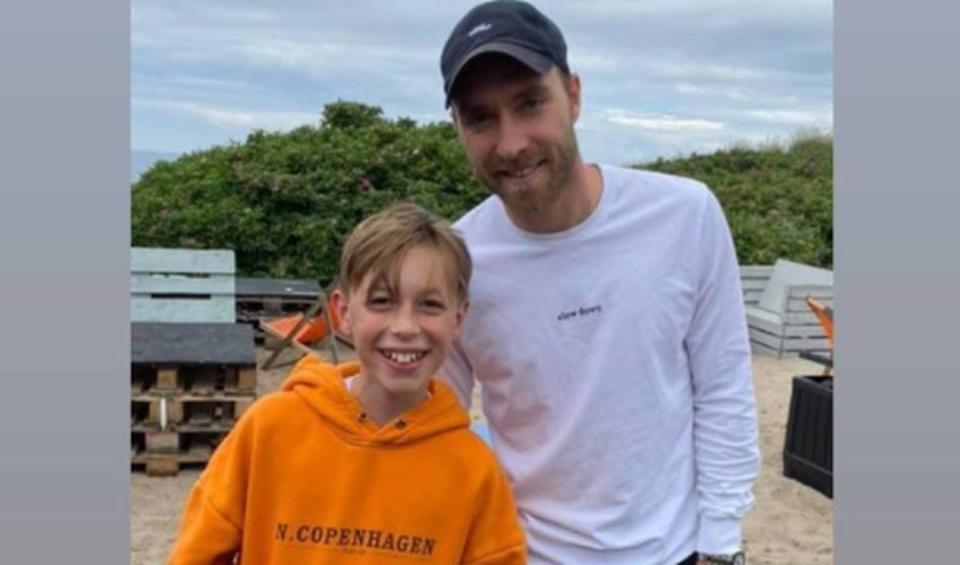 Junge trifft Eriksen am Strand: 