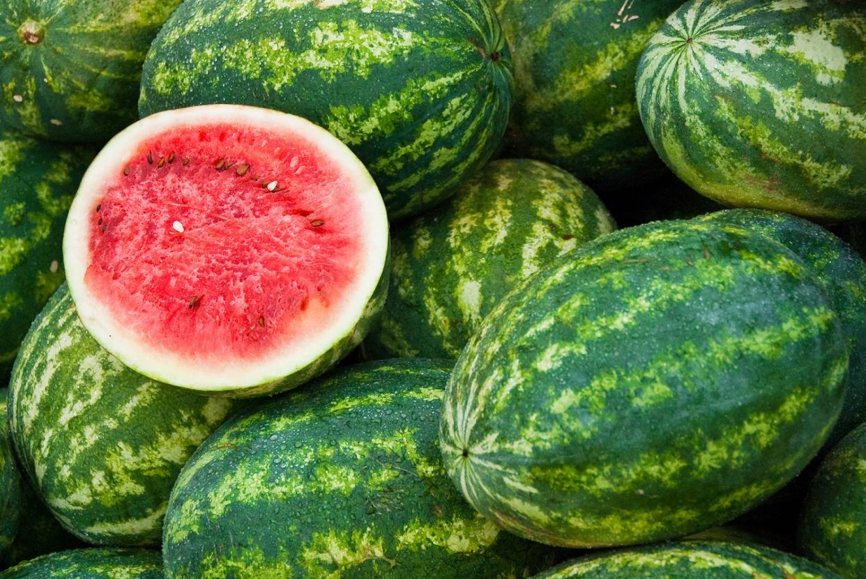 Kein Tropfen, kein Kleben: Mit dem richtigen Trick lassen sich Wassermelonen ganz leicht in Stücke schneiden. (Bild: Getty Images)