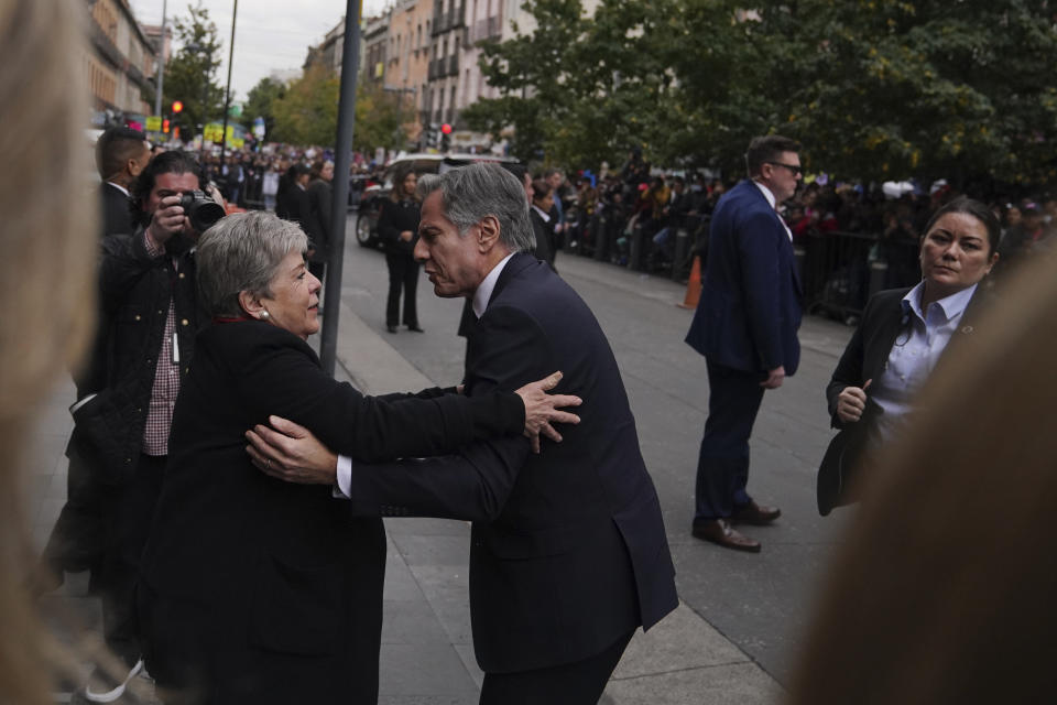 El secretario de Estado estadounidense, Antony Blinken, en el centro, saluda a la secretaria de Relaciones Exteriores mexicana, Alicia Bárcena, a su llegada al Palacio Nacional, la oficina y residencia del presidente, en Ciudad de México, el miércoles 27 de diciembre de 2023. (AP Foto/Fernando Llano)