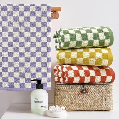 20% off a set of retro chic, super absorbent checkered hand towels