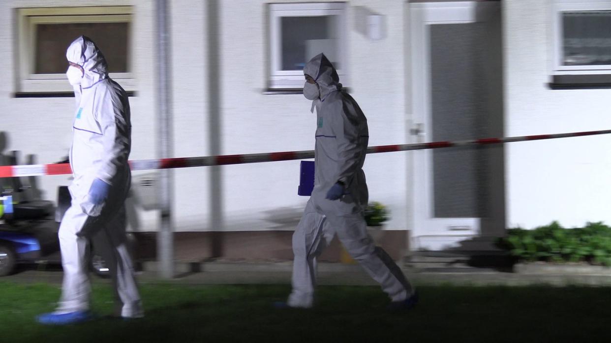 Beamte in Schutzanzügen am Tatort: Bei einem Messerangriff in einer Wohnung in Bad Essen in Niedersachsen sind zwei Menschen lebensgefährlich verletzt worden.
