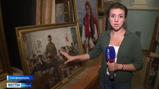 Russian state TV shows some paintings taken from Kherson Art Museum