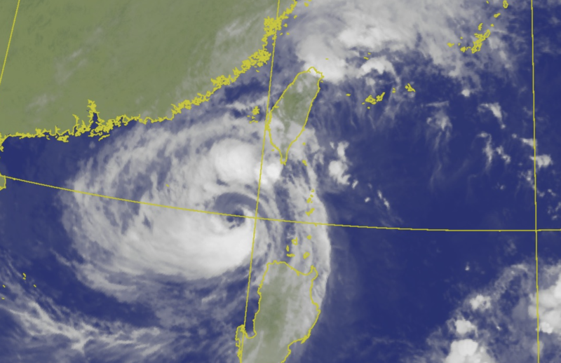 尼莎颱風今17時的中心位置在北緯 19.6 度，東經 119.4 度，即在鵝鑾鼻的南南西方約 300 公里之處。（中央氣象局提供）