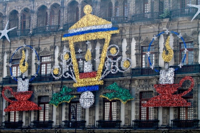 <p>México, 4 Dic 2018 (Notimex- Javier Lira).- En el zócalo capitalino y sus alrededores ya lucen los tradicionales adornos navideños.<br>NOTIMEX/FOTO/JAVIER LIRA OTERO/JLO/HUM/PONCHE/<br></p>