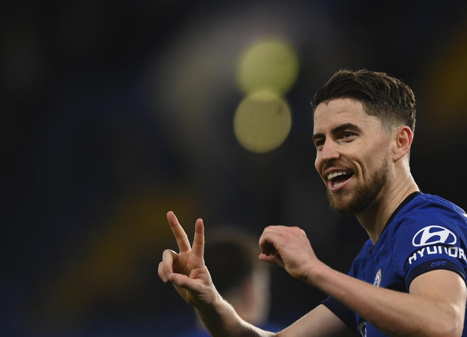 Jorginho, del Chelsea, festeja tras marcar el segundo gol de su equipo ante el Leicester City, en un partido de la Liga Premier realizado el martes 18 de mayo de 2021 en Londres (Glyn Kirk/Pool via AP)