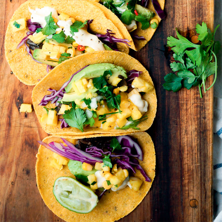 Tacos de aguacate, maíz y queso