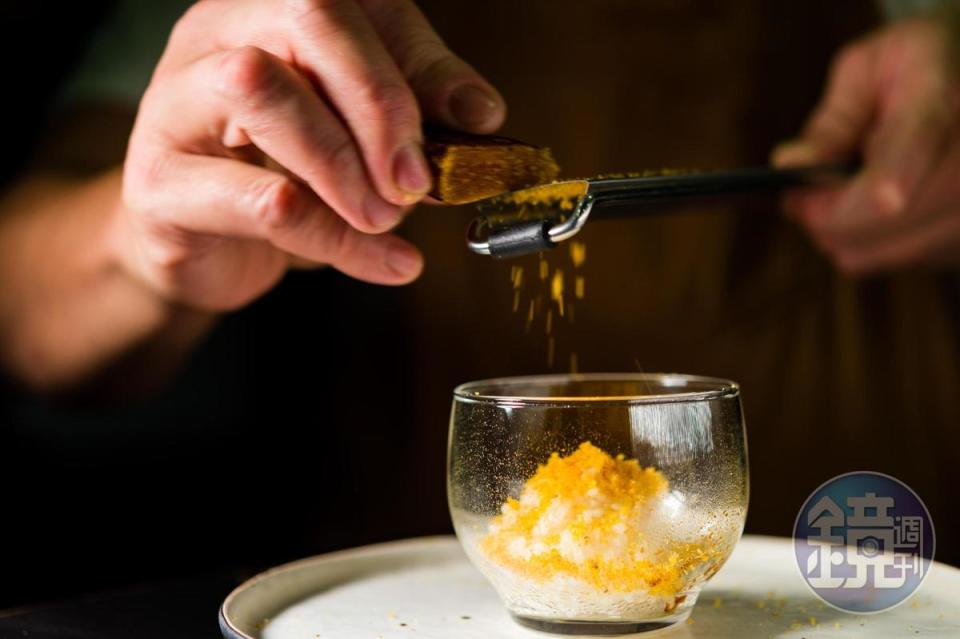 將烏魚子刨成香鬆灑在噴上香菇醬油的白飯上，再點上薑泥，也是創新吃法。